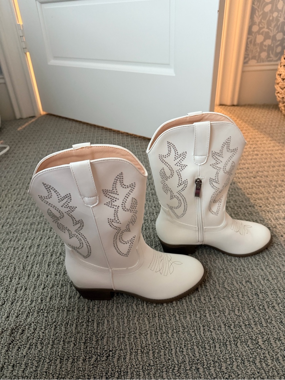 Girls size 2 white cowgirl boots never worn - Picture 2 of 4